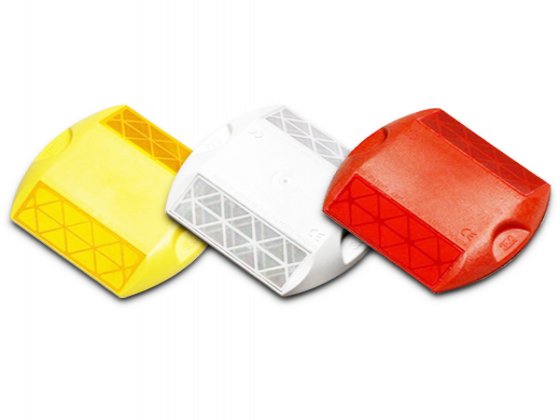 Visibilidad a 100 km/h: El Rol Crucial de las Tachas en Autopistas 2 tachas viales en autopistas en Perú